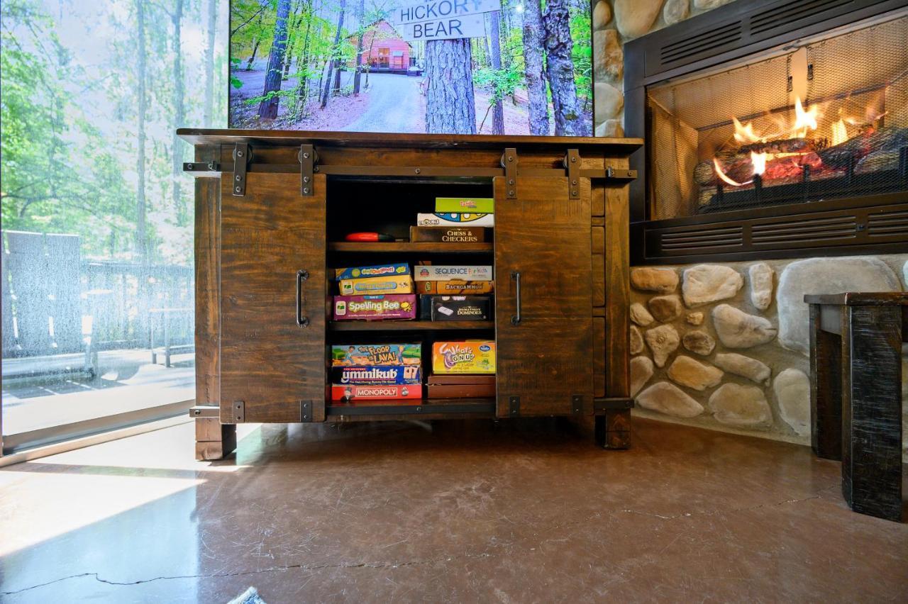 Hickory Bear - Cabin Surrounded By Pines, Sleeps 10, Hot Tub, Fire Pit, Arcade, Foosball Table & Deck Slide Броукън Боу Екстериор снимка