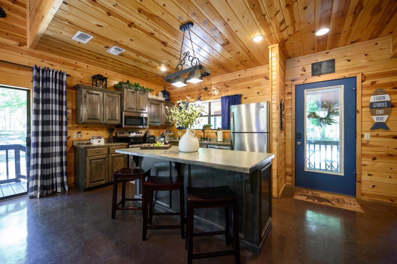 Hickory Bear - Cabin Surrounded By Pines, Sleeps 10, Hot Tub, Fire Pit, Arcade, Foosball Table & Deck Slide Броукън Боу Екстериор снимка