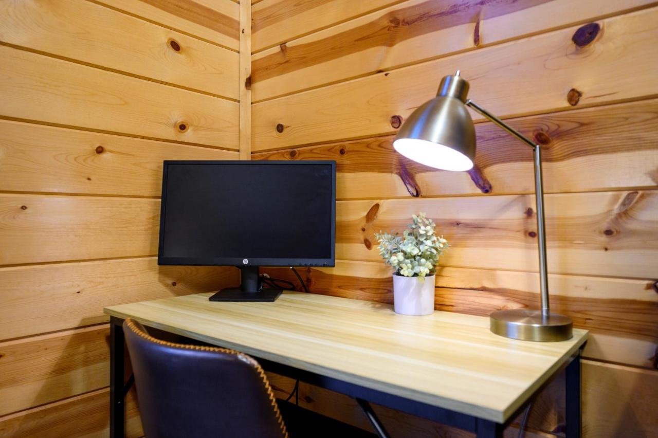 Hickory Bear - Cabin Surrounded By Pines, Sleeps 10, Hot Tub, Fire Pit, Arcade, Foosball Table & Deck Slide Броукън Боу Екстериор снимка
