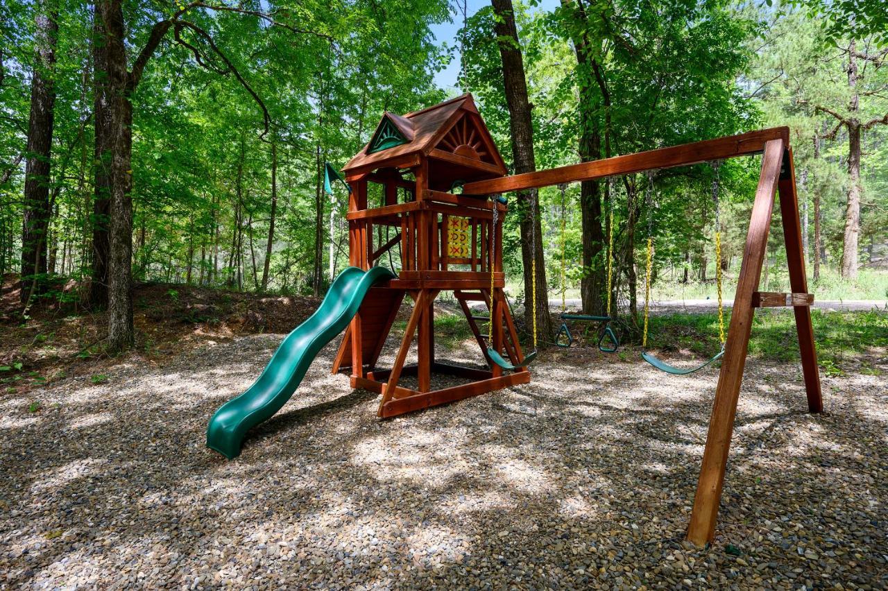 Hickory Bear - Cabin Surrounded By Pines, Sleeps 10, Hot Tub, Fire Pit, Arcade, Foosball Table & Deck Slide Броукън Боу Екстериор снимка