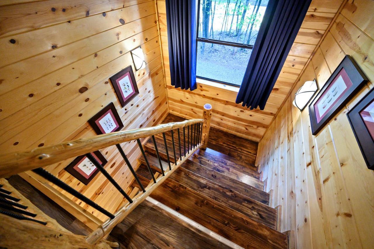 Hickory Bear - Cabin Surrounded By Pines, Sleeps 10, Hot Tub, Fire Pit, Arcade, Foosball Table & Deck Slide Броукън Боу Екстериор снимка